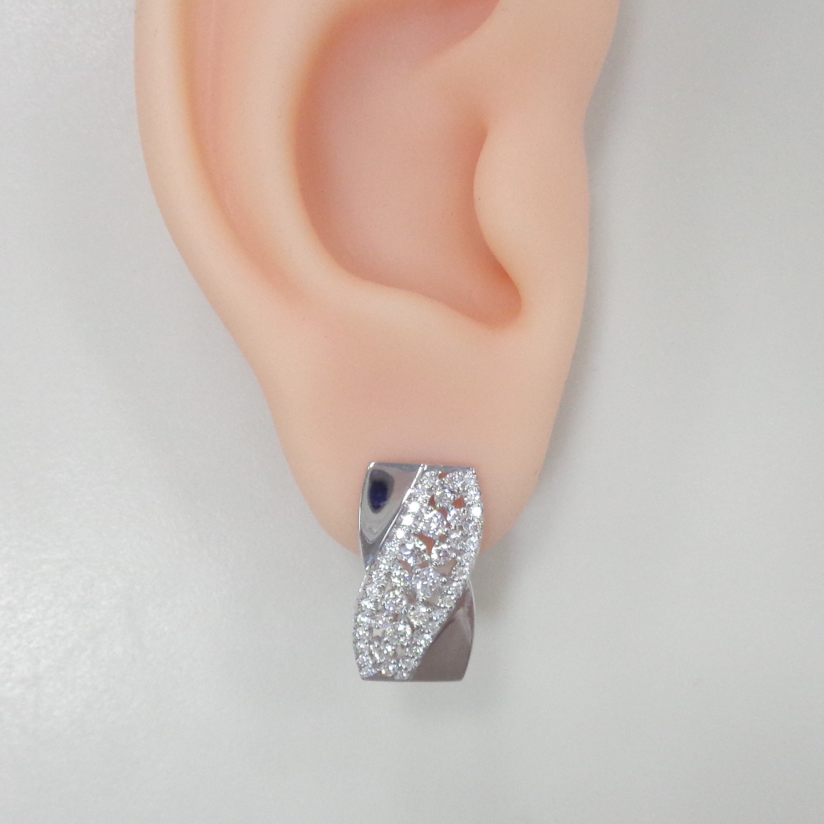 Серьги из белого золота с бриллиантами